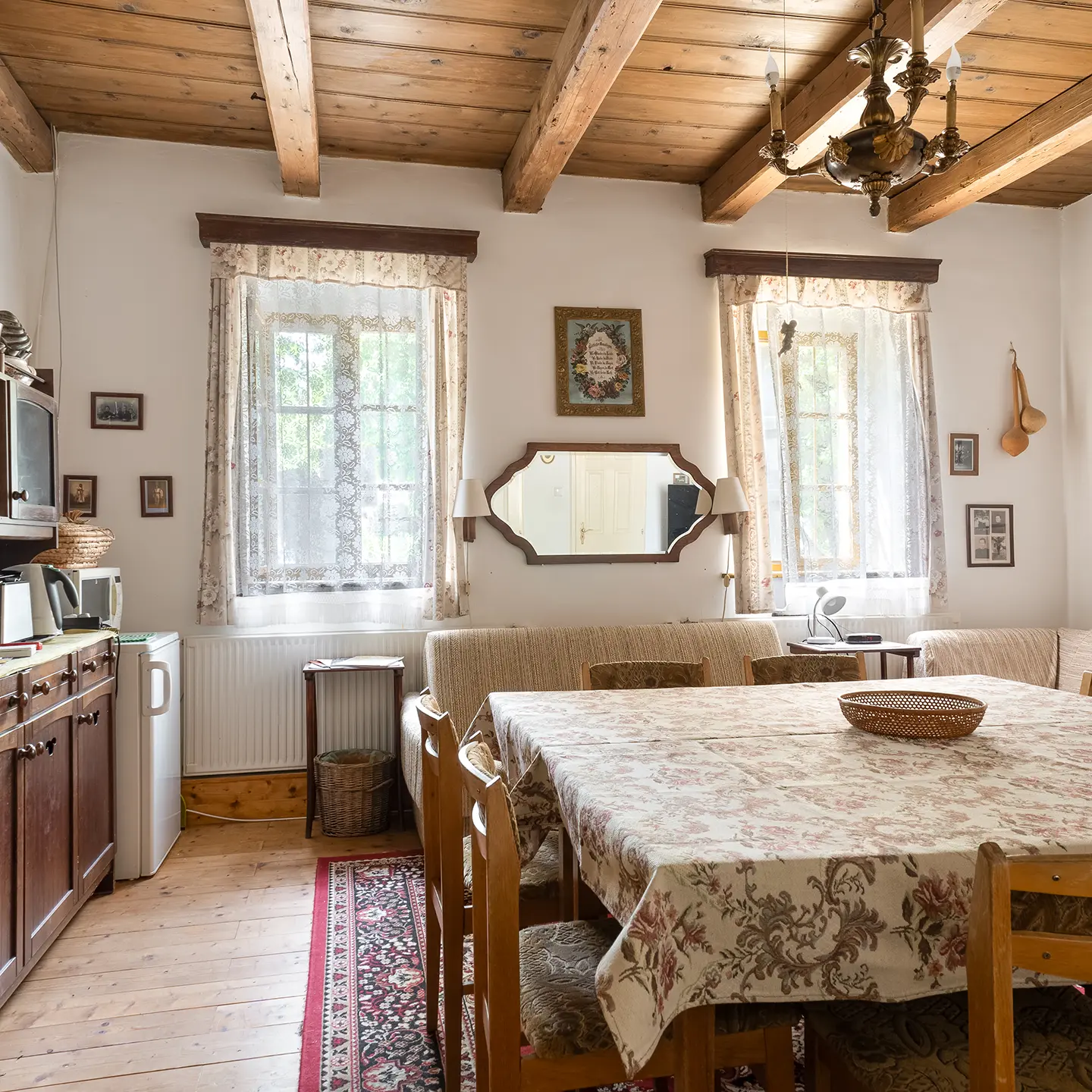 falusi hangulatú szállás Dunaszentmiklóson - nappali-étkező