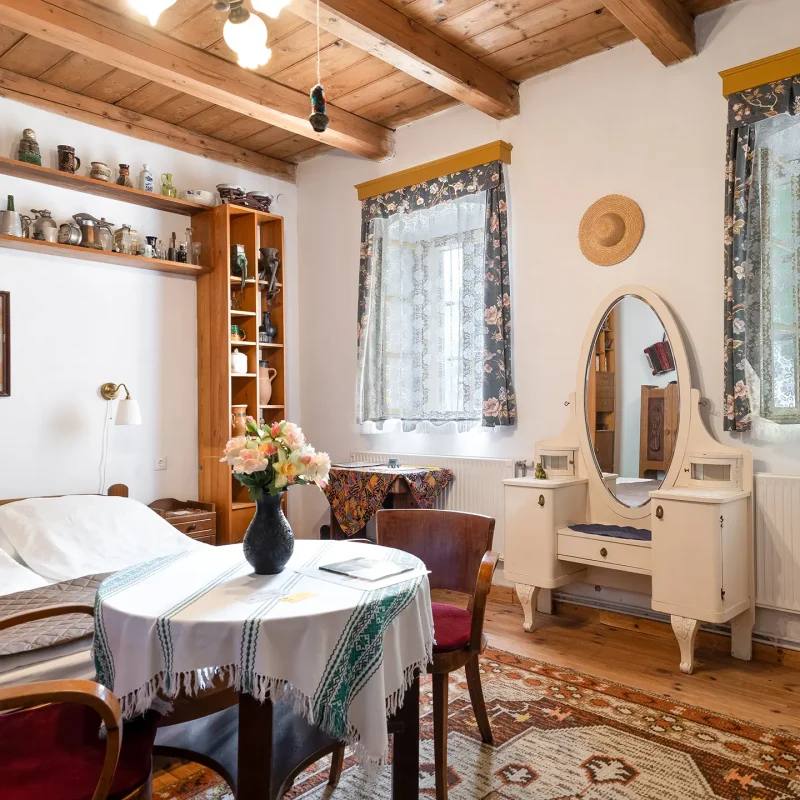 falusi hangulatú szállás Dunaszentmiklóson - hálószoba franciaággyal