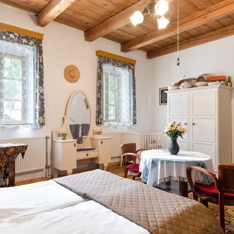 falusi hangulatú szállás Dunaszentmiklóson - hálószoba franciaággyal