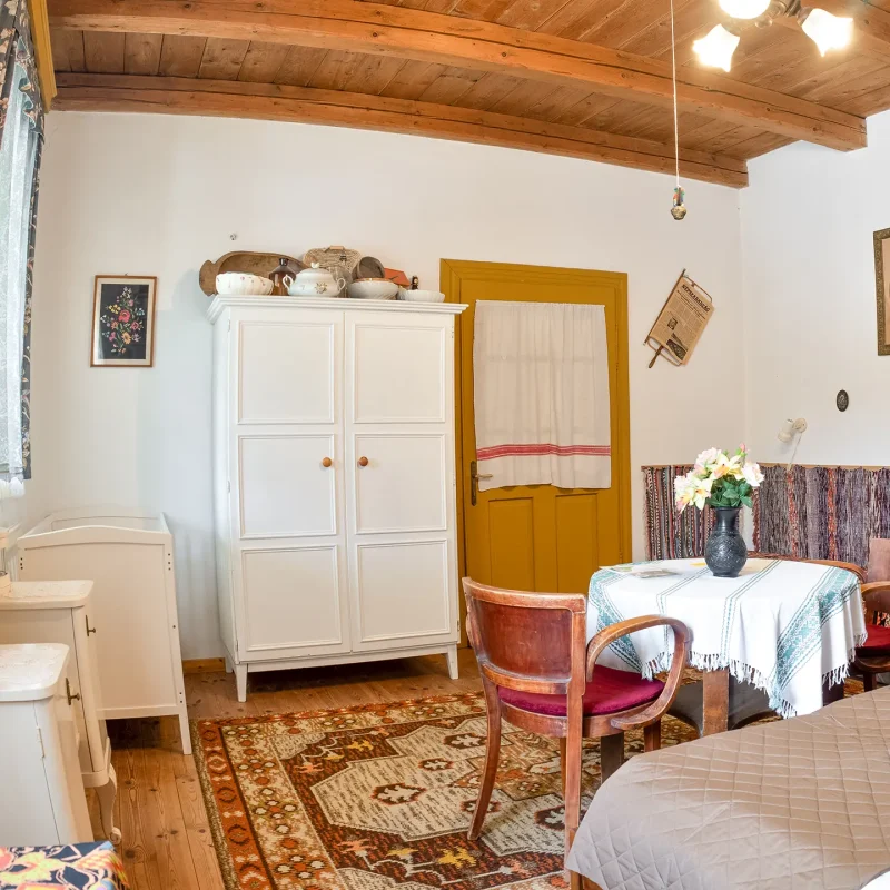 falusi hangulatú szállás Dunaszentmiklóson - hálószoba kisággyal