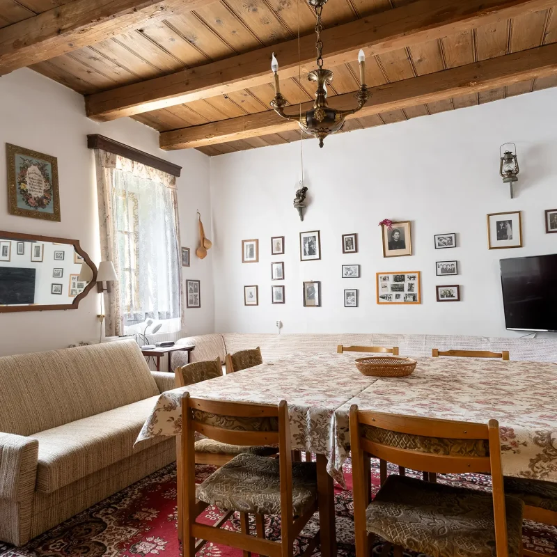 falusi hangulatú szállás Dunaszentmiklóson - nappali-étkező