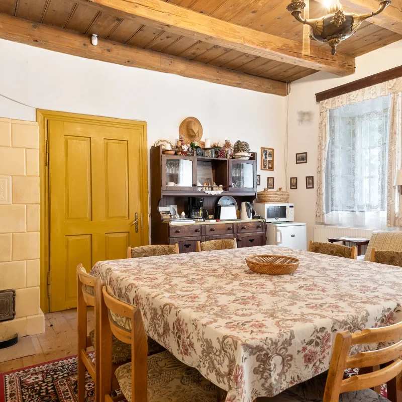 falusi hangulatú szállás Dunaszentmiklóson - étkező