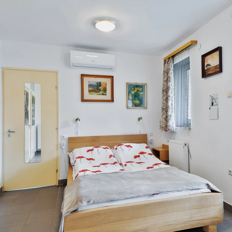 családi apartman - hálószoba franciaággyal