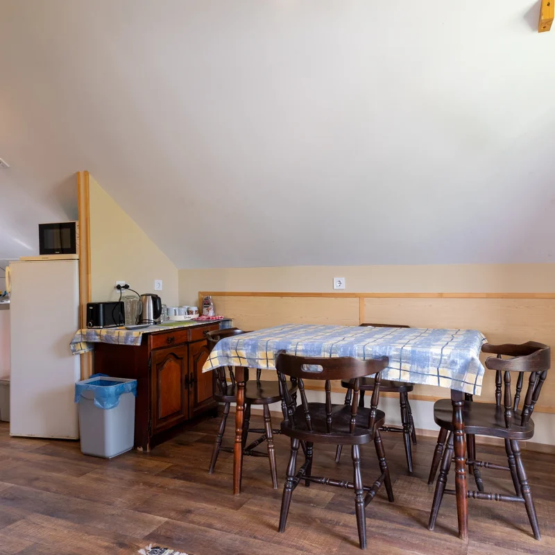 emeleti lakrész - felszerelt konyha és étkező