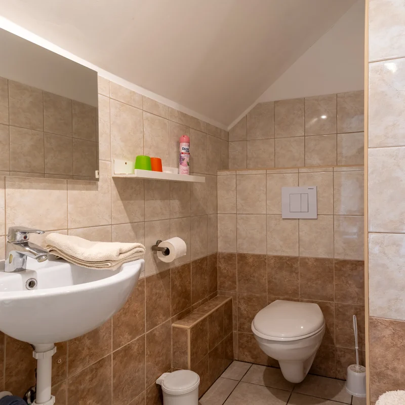 emeleti lakrész - fürdőszoba