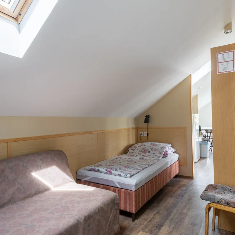 emeleti lakrész - előtér két egyszemélyes ággyal