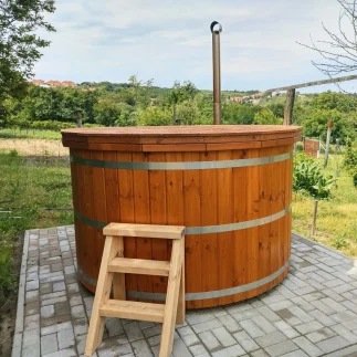 szálláshoz tartozó dézsa a kertben